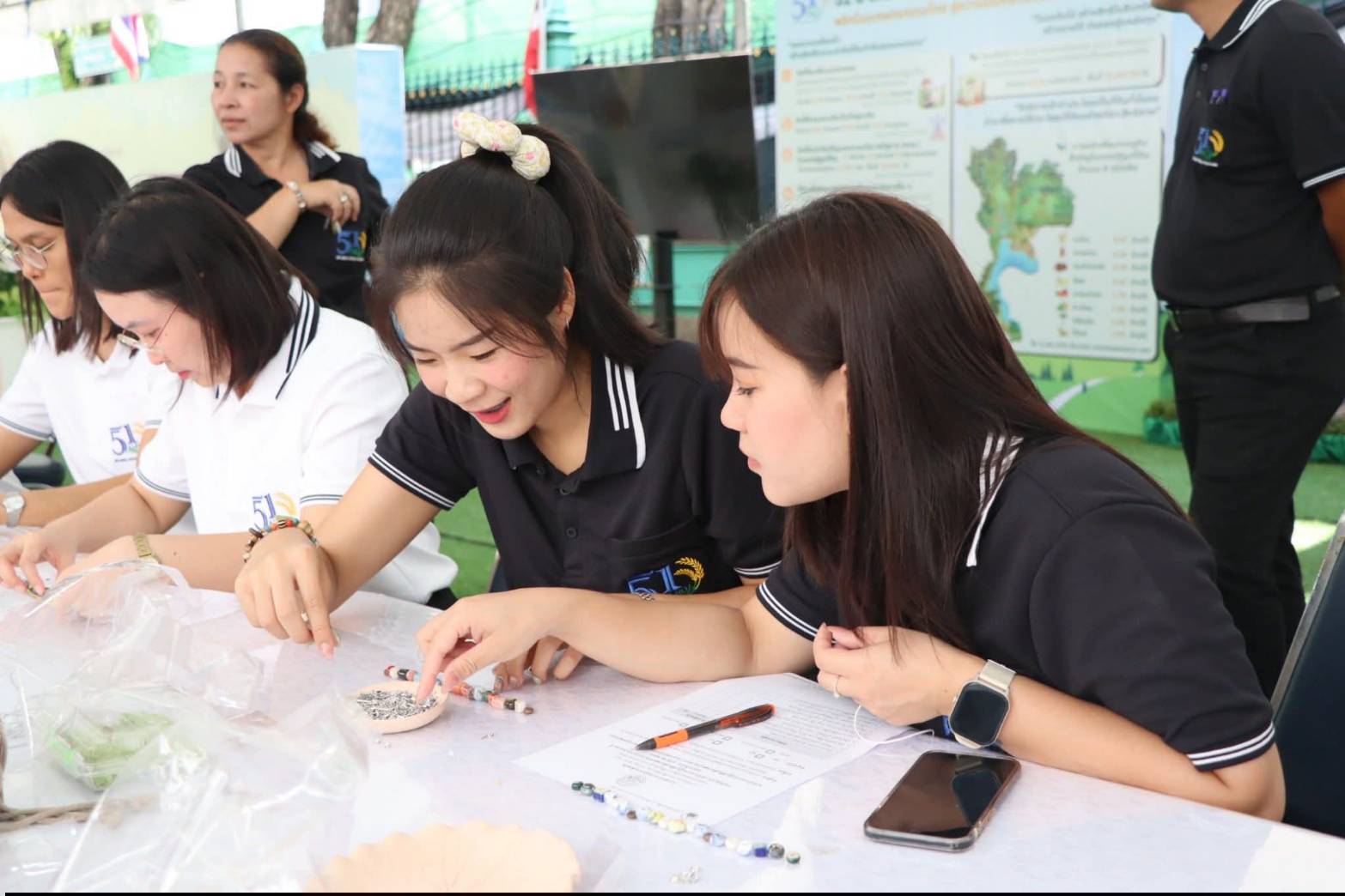 title - รัฐมนตรีว่าการกระทรวงเกษตรและสหกรณ์ พร้อมด้วยคณะผู้บริหาร ส.ป.ก. เข้าเยี่ยมชมโซนกิจกรรมฝึกอาชีพ Workshop งานศิลปหัตถกรรม (ศพส.) กิจกรรมจัดขึ้นภายใต้งาน วันคล้ายวันสถาปนาครบรอบ 51 ปี ส.ป.ก. ณ สำนักงานการปฏิรูปที่ดินเพื่อเกษตรกรรม